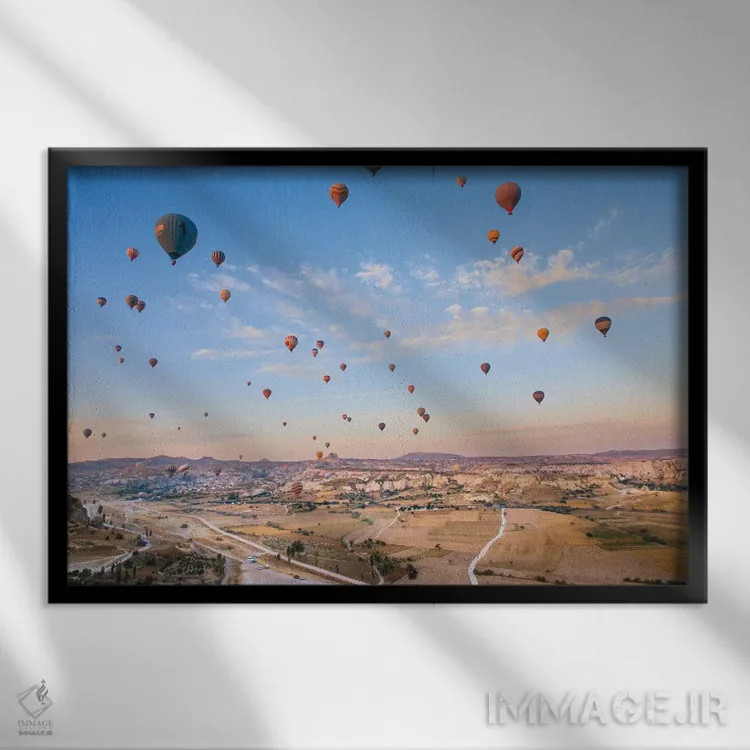 تابلو ترکیه، آناتولی، کاپادوکیا، گورمه. بالنهای هوای گرم بالای دره سرخ IV اثر امیلی ویلسون - نمای قابدار مشکی