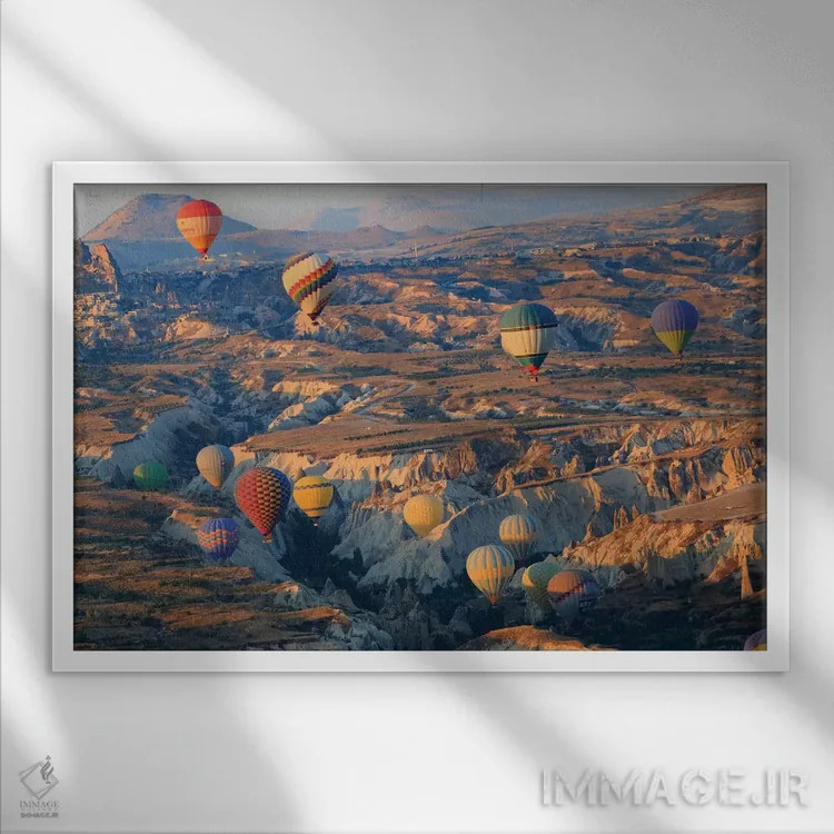 تابلو ترکیه، آناتولی، کاپادوکیا، گورمه. بالنهای هوای گرم بالای دره سرخ III اثر امیلی ویلسون - نمای قابدار سفید