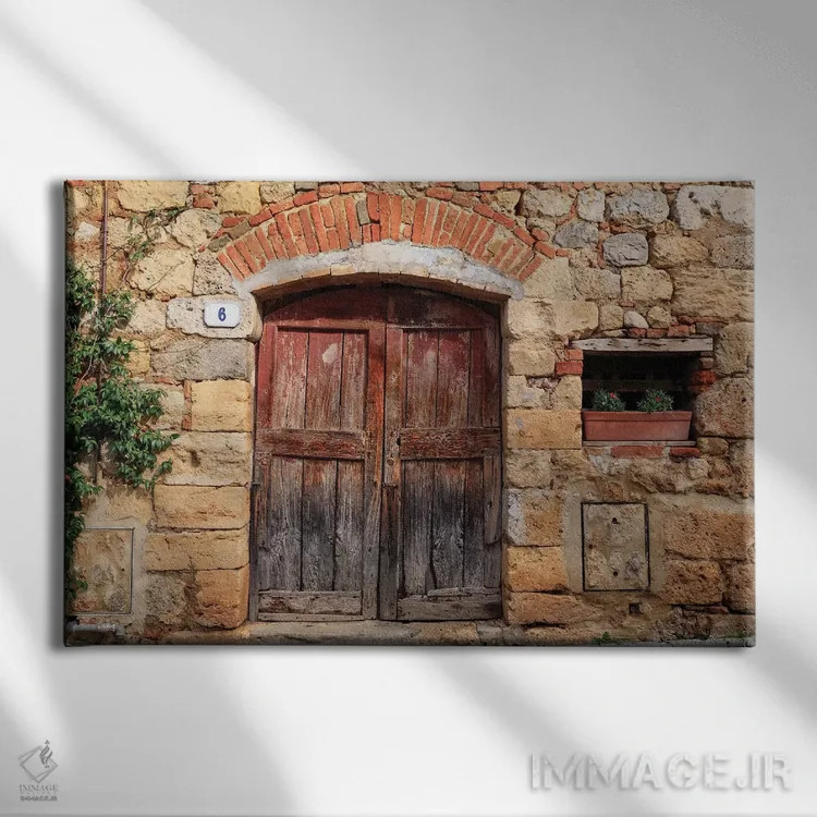 تابلو ایتالیا، مونتریجیونی. دیوار سنگی، در چوبی با شمعدانیهای کاشتهشده اثر امیلی ویلسون - نمای روبهرو روی دیوار