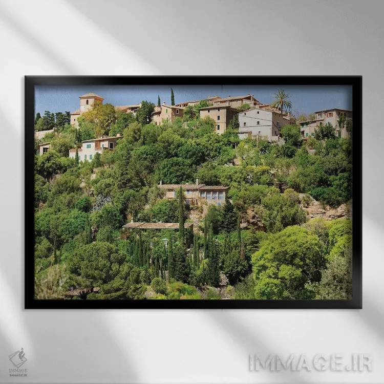 تابلو اسپانیا، جزایر بالئاری، مایورکا. کالا بانیالبوفار. آپارتمانها و خانههای ساحلی اثر امیلی ویلسون - نمای قابدار مشکی