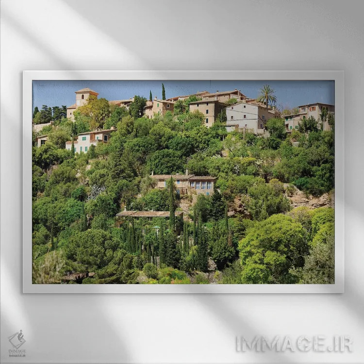 تابلو اسپانیا، جزایر بالئاری، مایورکا. کالا بانیالبوفار. آپارتمانها و خانههای ساحلی اثر امیلی ویلسون - نمای قابدار سفید