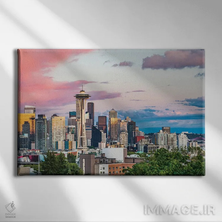 تابلو سیاتل، ایالت واشنگتن، آمریکا. مرکز شهر سیاتل هنگام غروب در یک روز تابستانی اثر امیلی ویلسون - نمای روبهرو روی دیوار