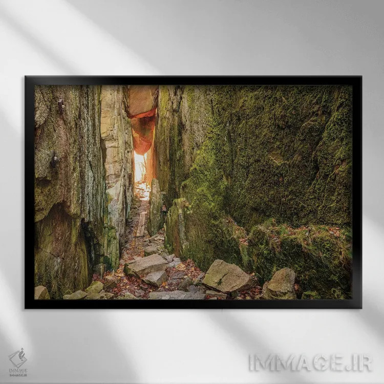 تابلو سوئد، استان بوهوسلان. مسیری میان صخرههای گوهای نزدیک اودوالا اثر امیلی ویلسون - نمای قابدار مشکی