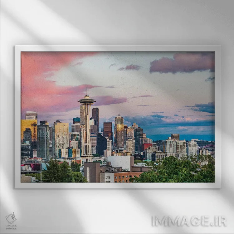 تابلو سیاتل، ایالت واشنگتن، آمریکا. مرکز شهر سیاتل هنگام غروب در یک روز تابستانی اثر امیلی ویلسون - نمای قابدار سفید