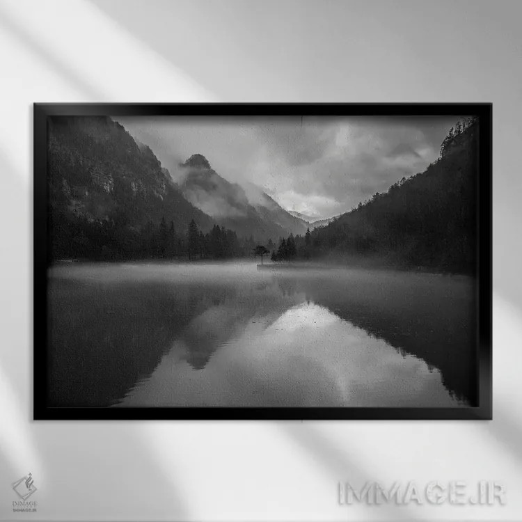 تابلو دریاچهٔ کوهستانی اثر دیزاین فابریکن (استودیو طراحی دانمارکی) - نمای قابدار مشکی