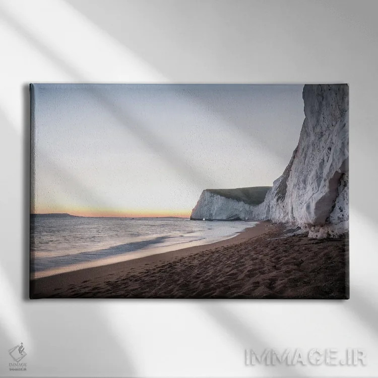 تابلو ساعت آبی در ساحل اثر فابیان فورتمن - نمای روبهرو روی دیوار