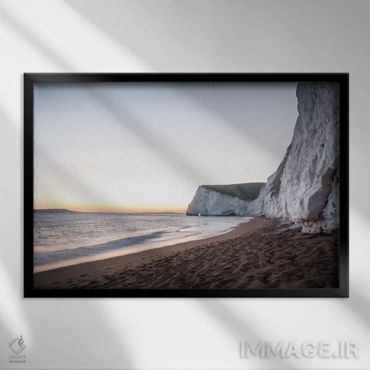 تابلو ساعت آبی در ساحل اثر فابیان فورتمن - نمای قابدار مشکی