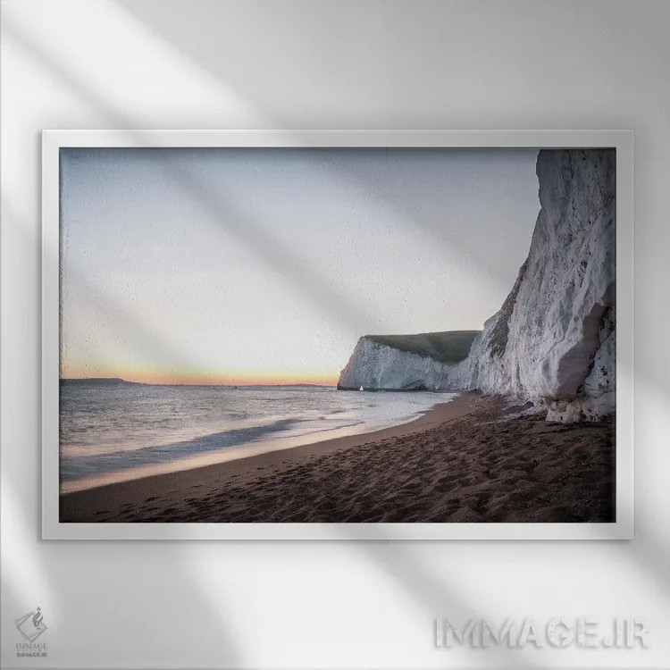 تابلو ساعت آبی در ساحل اثر فابیان فورتمن - نمای قابدار سفید