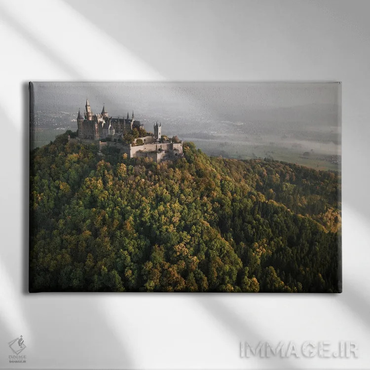 تابلو قلعه بر فراز تپه یک اثر فابیان فورتمن - نمای روبهرو روی دیوار