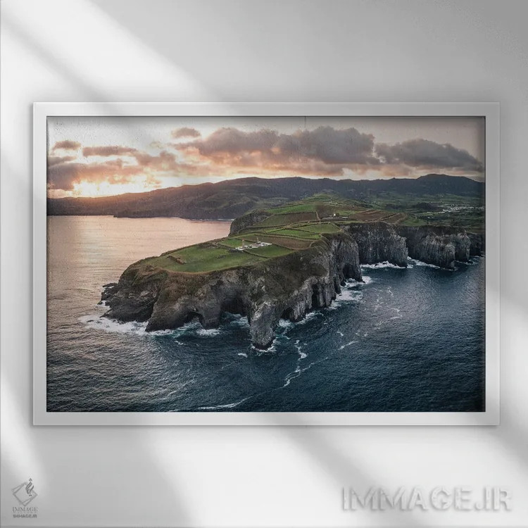 تابلو خط ساحلی ناهموار اثر فابیان فورتمن - نمای قابدار سفید