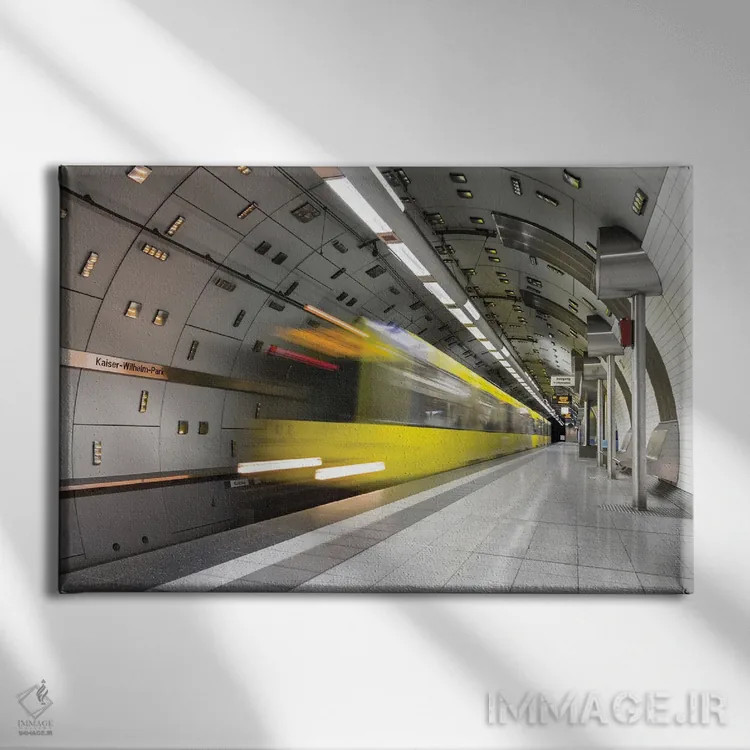 تابلو ایستگاه بعدی اثر فابیان فورتمن - نمای روبهرو روی دیوار