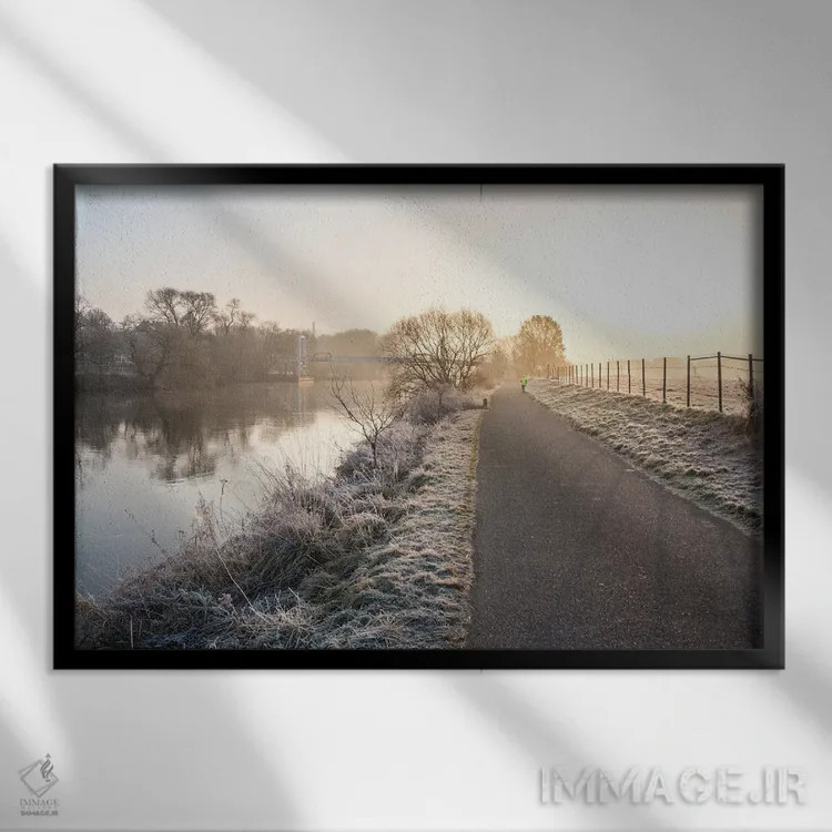 تابلو دویدن صبحگاهی مهآلود اثر فابیان فورتمن - نمای قابدار مشکی