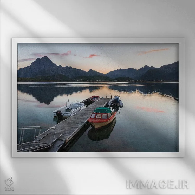 تابلو ساعت آبی در نروژ اثر فابیان فورتمن - نمای قابدار سفید