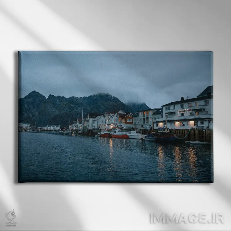 تابلو دروشن شدن چراغها در بندر نروژ اثر فابیان فورتمن - نمای روبهرو روی دیوار