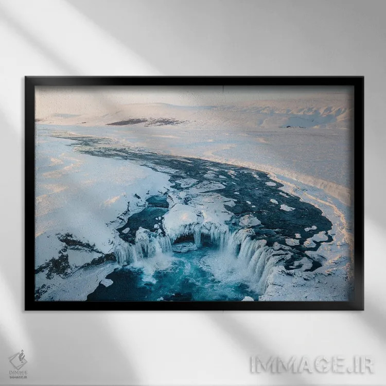 تابلو آبشار زمستانی اثر فابیان فورتمن - نمای قابدار مشکی