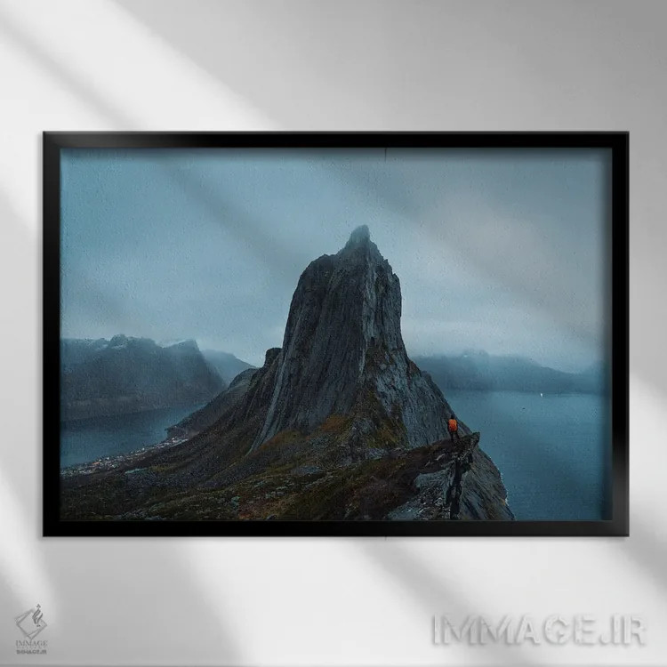 تابلو سنیا در شب (جزیرهای در نروژ) اثر فابیان فورتمن - نمای قابدار مشکی