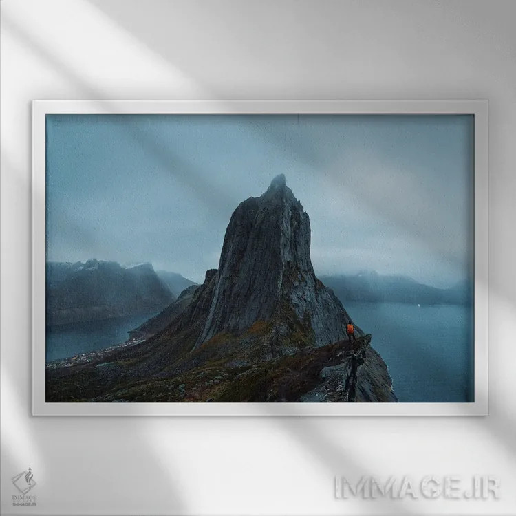 تابلو سنیا در شب (جزیرهای در نروژ) اثر فابیان فورتمن - نمای قابدار سفید