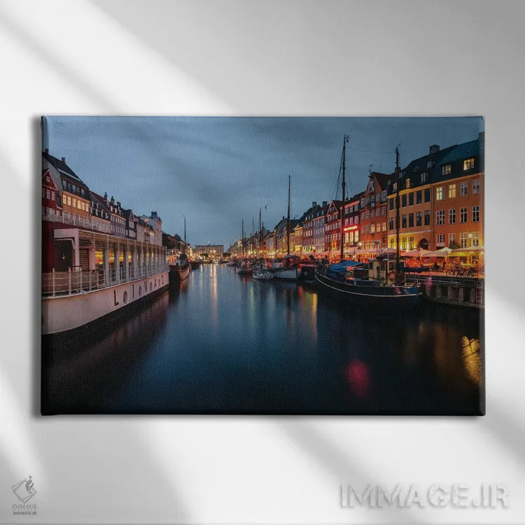 تابلو بندر شبانه اثر فابیان فورتمن - نمای روبهرو روی دیوار