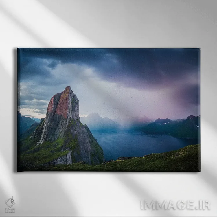 تابلو خورشید نیمهشب و باران اثر استفن فوسبک - نمای روبهرو روی دیوار