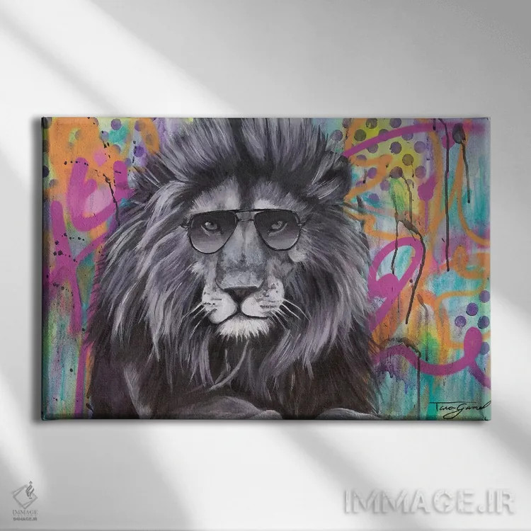 تابلو نمیتوانی نگاه شیرت را پنهان کنی (بازی با کلمات Lion و Lying Eyes) اثر تارا گامل - نمای روبهرو روی دیوار