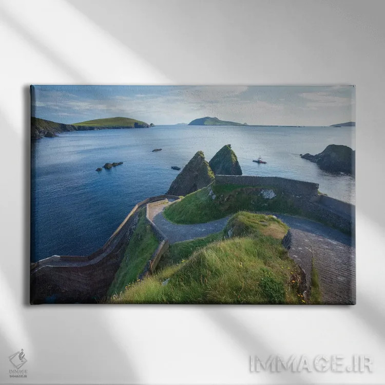 تابلو مسیر ورودی پیچان دوم، بندر دانکوین، شبهجزیره باورگل، شهرستان کری، استان مانستر، جمهوری ایرلند اثر گارث مککورمک - نمای روبهرو روی دیوار