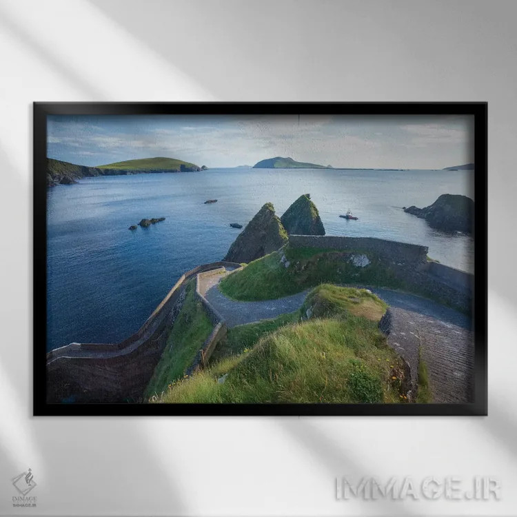 تابلو مسیر ورودی پیچان دوم، بندر دانکوین، شبهجزیره باورگل، شهرستان کری، استان مانستر، جمهوری ایرلند اثر گارث مککورمک - نمای قابدار مشکی