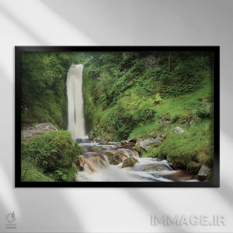 تابلو آبشار گلنوین، کلونمانی، اینیشوئن، شهرستان دونگال، ایرلند اثر گارث مککورمک - نمای قابدار مشکی
