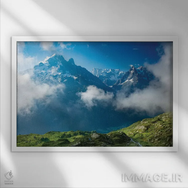 تابلو اویی ورته بالاتر از ابرهای دره شامونیکس، آلپ فرانسه (قله کوه) اثر گارث مککورمک - نمای قابدار سفید