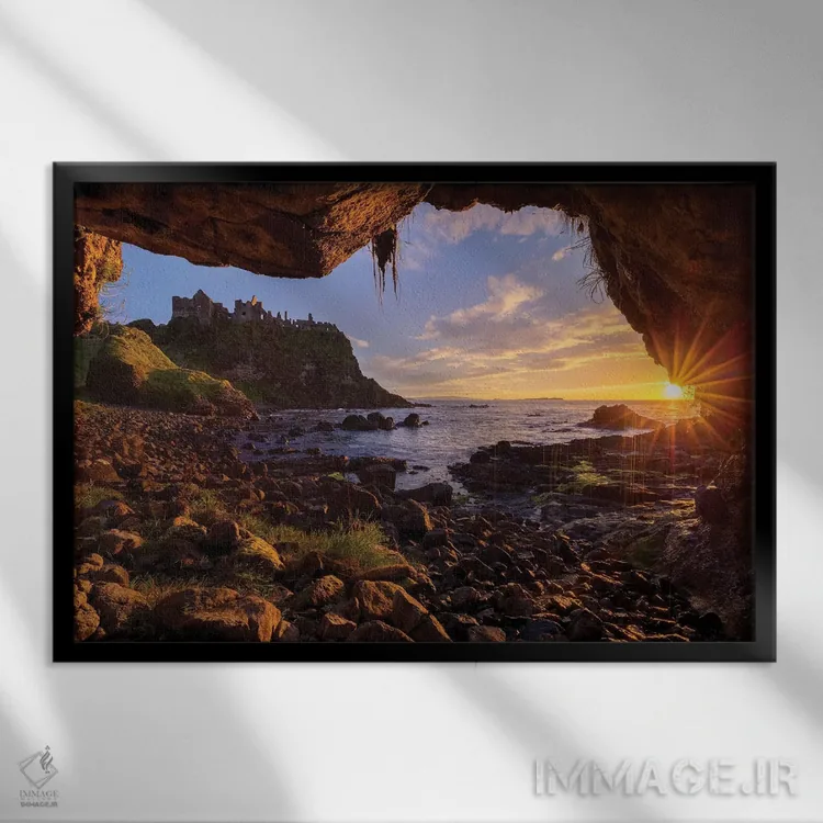 تابلو قاببندی غروب غارها در قلعه دانلوس، ساحل جاینت، شهرستان انترم، ایرلند شمالی اثر گارث مککورمک - نمای قابدار مشکی