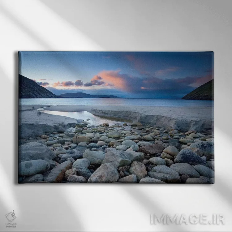 تابلو صبح اوایل تابستان در ساحل کیم، جزیره آکیل، شهرستان مایو، ایرلند اثر گارث مککورمک - نمای روبهرو روی دیوار