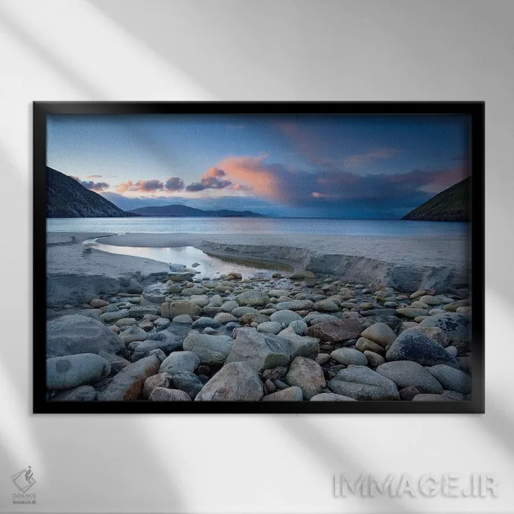تابلو صبح اوایل تابستان در ساحل کیم، جزیره آکیل، شهرستان مایو، ایرلند اثر گارث مککورمک - نمای قابدار مشکی