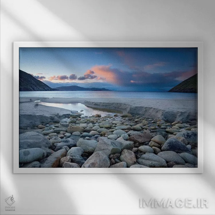 تابلو صبح اوایل تابستان در ساحل کیم، جزیره آکیل، شهرستان مایو، ایرلند اثر گارث مککورمک - نمای قابدار سفید