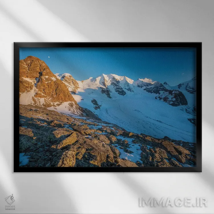 تابلو نور عصرگاهی بر کوههای پیز تروات و پیز پالوی دوم، آلپ برنینر، گراوبوندن، سوئیس اثر گارث مککورمک - نمای قابدار مشکی