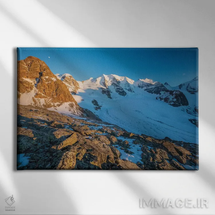 تابلو نور عصرگاهی بر کوههای پیز تروات و پیز پالوی دوم، آلپ برنینر، گراوبوندن، سوئیس اثر گارث مککورمک - نمای روبهرو روی دیوار