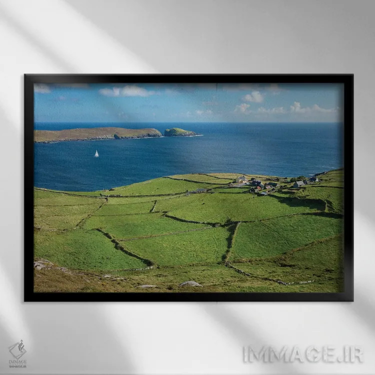 تابلو مزارع سبز اطراف روستای بالیناکالا، جزیره درسی، شبهجزیره بیرا، شهرستان کورک، ایرلند اثر گارث مککورمک - نمای قابدار مشکی