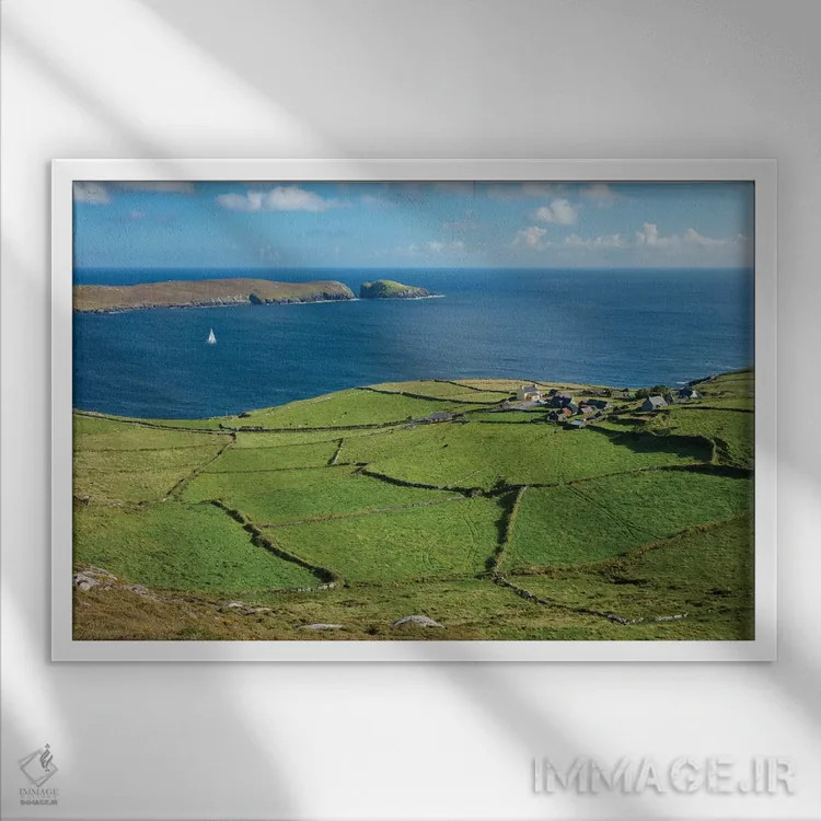 تابلو مزارع سبز اطراف روستای بالیناکالا، جزیره درسی، شبهجزیره بیرا، شهرستان کورک، ایرلند اثر گارث مککورمک - نمای قابدار سفید