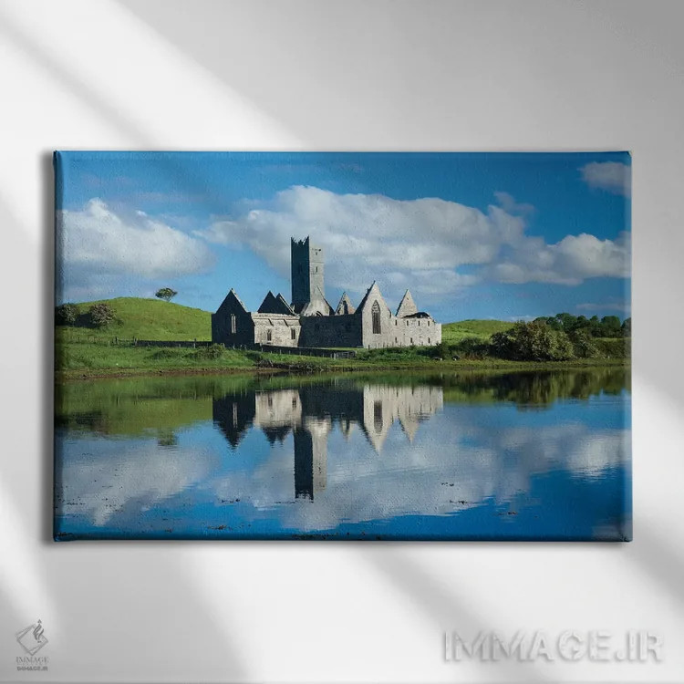 تابلو بازتاب صومعه روسرک در رودخانه موی اول، شهرستان مایو، ایرلند اثر گارث مککورمک - نمای روبهرو روی دیوار
