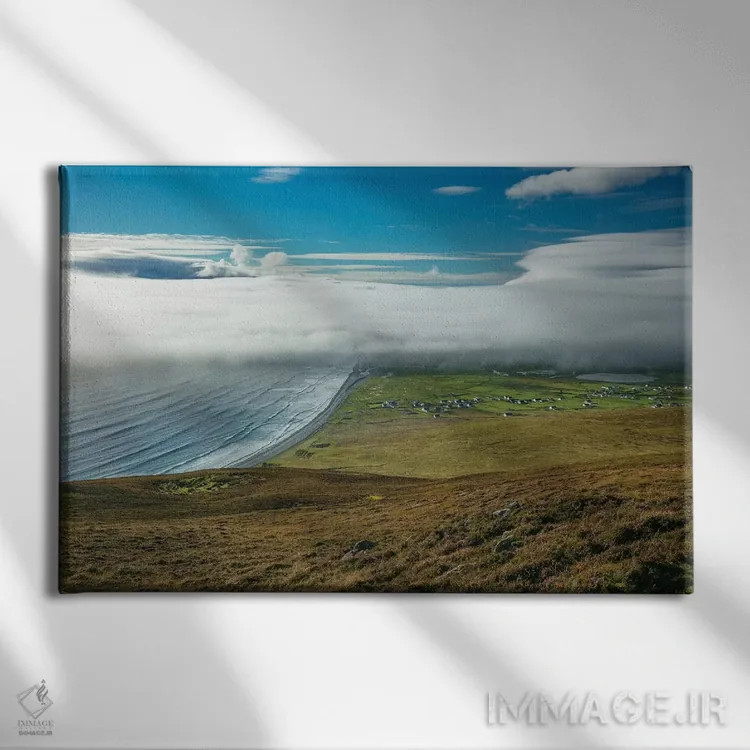 تابلو مه دریایی بر دوکینلی و کیل، جزیره آکیل، شهرستان مایو، ایرلند اثر گارث مککورمک - نمای روبهرو روی دیوار