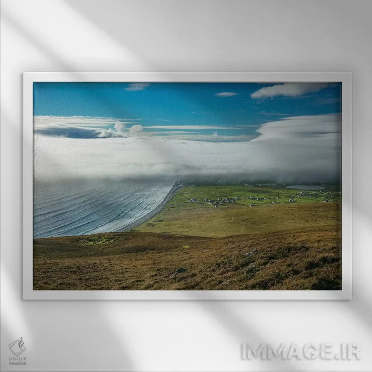 تابلو مه دریایی بر دوکینلی و کیل، جزیره آکیل، شهرستان مایو، ایرلند اثر گارث مککورمک - نمای قابدار سفید