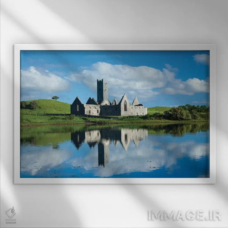 تابلو بازتاب صومعه روسرک در رودخانه موی اول، شهرستان مایو، ایرلند اثر گارث مککورمک - نمای قابدار سفید