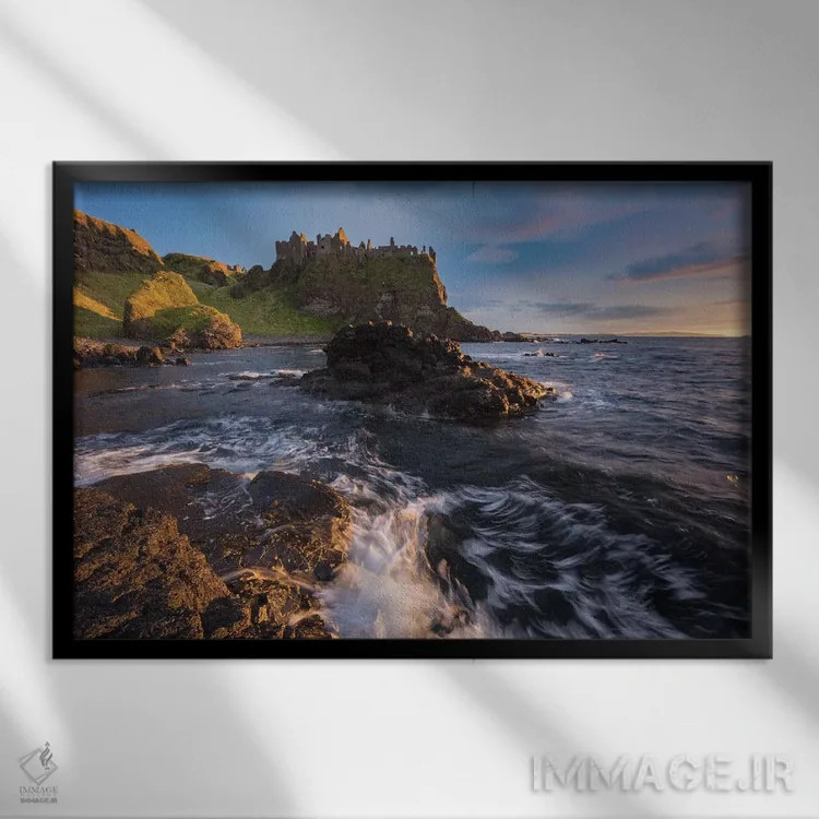 تابلو غروب زیر قلعه دانلوس اول، شهرستان انترم، ایرلند شمالی اثر گارث مککورمک - نمای قابدار مشکی