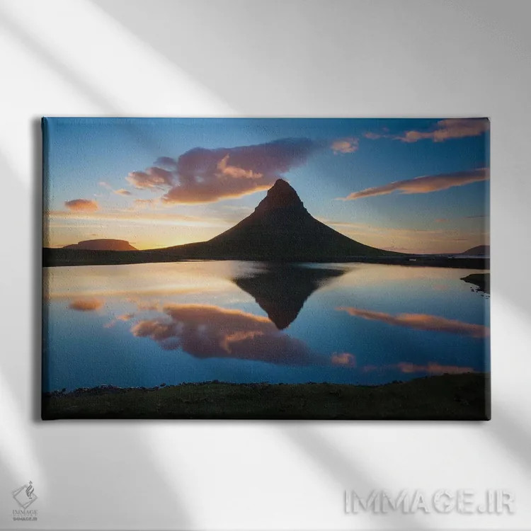 تابلو بازتاب غروب کوه کیرکیوفل، ایسلند اثر گارث مککورمک - نمای روبهرو روی دیوار