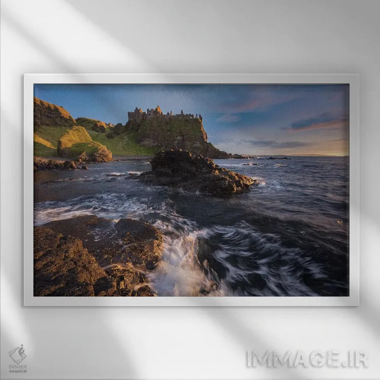 تابلو غروب زیر قلعه دانلوس اول، شهرستان انترم، ایرلند شمالی اثر گارث مککورمک - نمای قابدار سفید