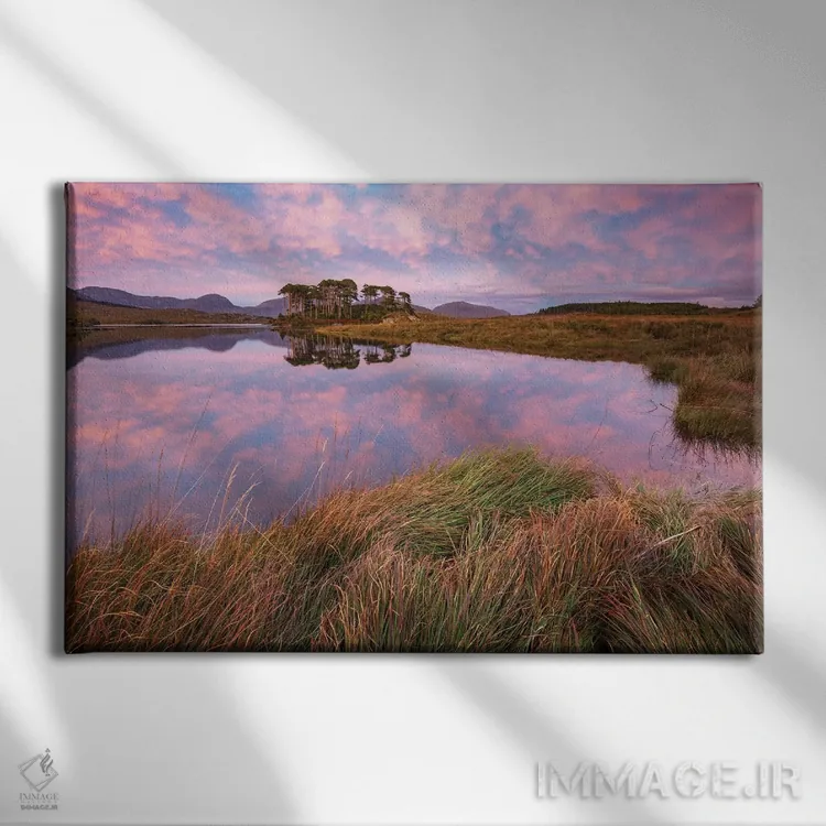 تابلو انعکاس غروب در دریاچه دریکلر دوم، کونمارا، شهرستان گالوی، ایرلند اثر گارث مککورمک - نمای روبهرو روی دیوار