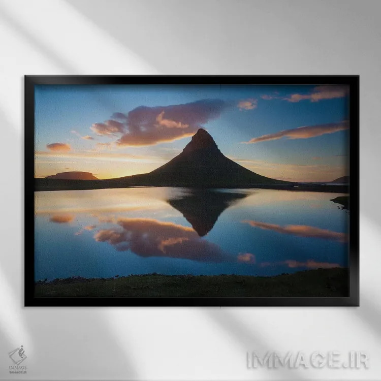 تابلو بازتاب غروب کوه کیرکیوفل، ایسلند اثر گارث مککورمک - نمای قابدار مشکی