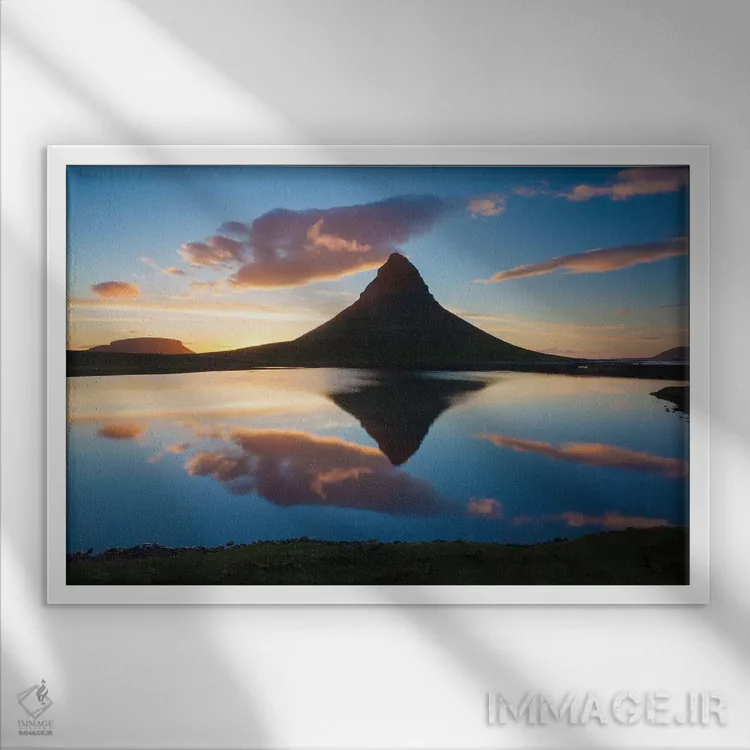 تابلو بازتاب غروب کوه کیرکیوفل، ایسلند اثر گارث مککورمک - نمای قابدار سفید