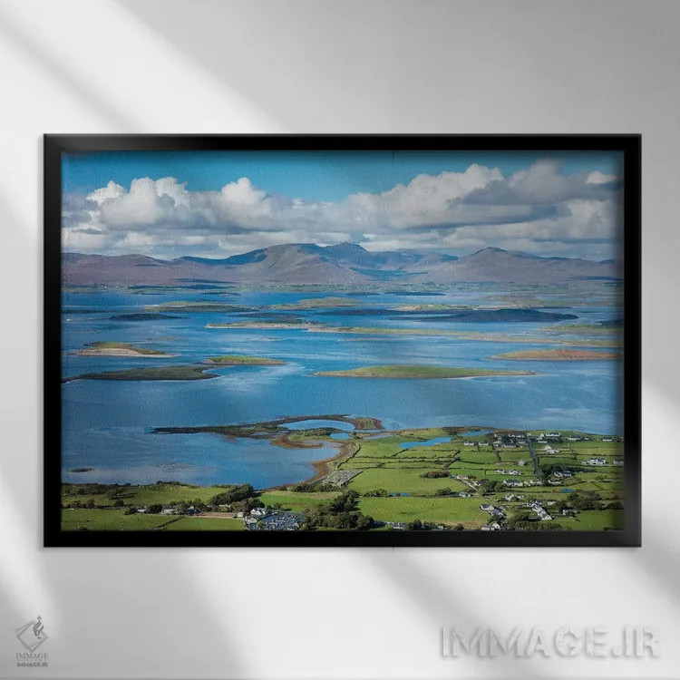تابلو نمای عرضی خلیج کلئو از قله کرو پاتریک، شهرستان مایو، ایرلند اثر گارث مککورمک - نمای قابدار مشکی
