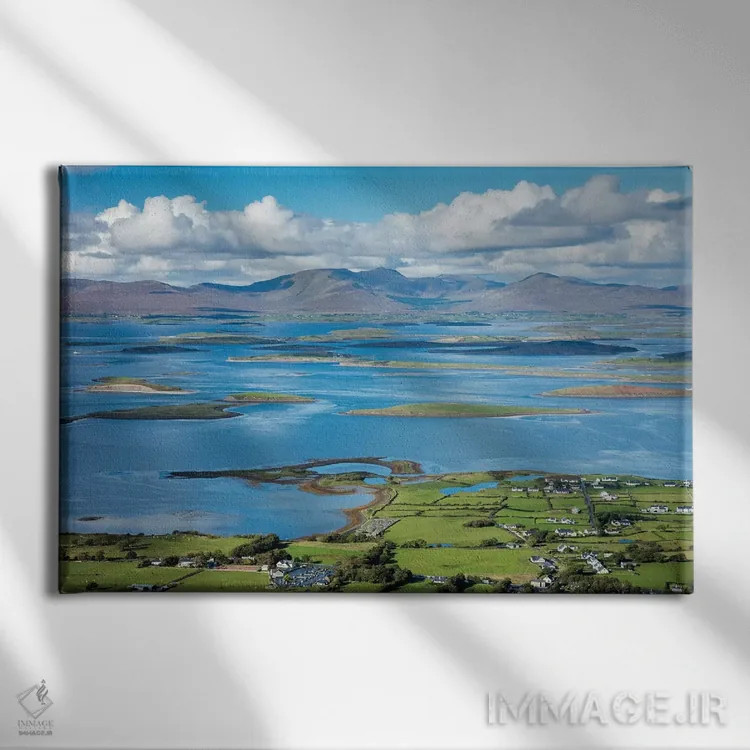 تابلو نمای عرضی خلیج کلئو از قله کرو پاتریک، شهرستان مایو، ایرلند اثر گارث مککورمک - نمای روبهرو روی دیوار