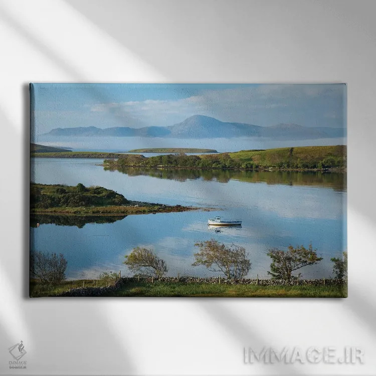 تابلو منظرهٔ عرضی خلیج کلئو به سوی کرو پاتریک اول، شهرستان مایو، ایرلند اثر گارث مککورمک - نمای روبهرو روی دیوار