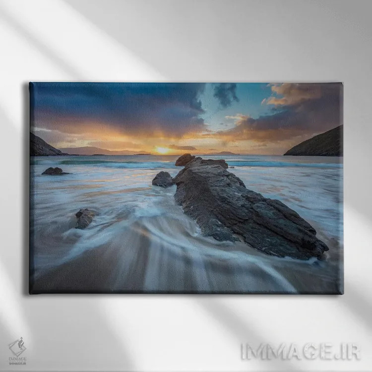 تابلو طلوع زمستانی اول، خلیج کیم، جزیره آکیل، شهرستان مایو، ایرلند اثر گارث مککورمک - نمای روبهرو روی دیوار